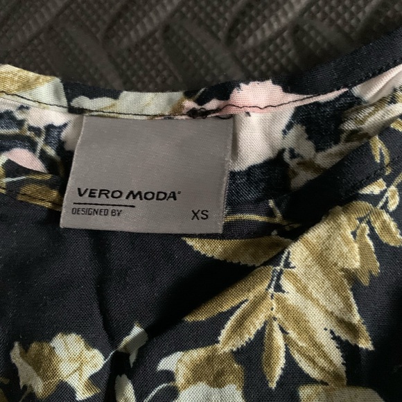 vero moda floral romper size xs - Picture 2 of 2